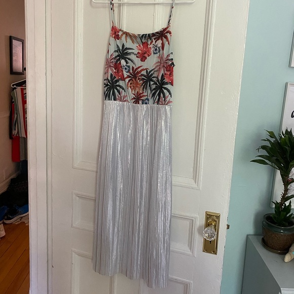 ❌SOLD❌ Floral and silver dress - Picture 2 of 5